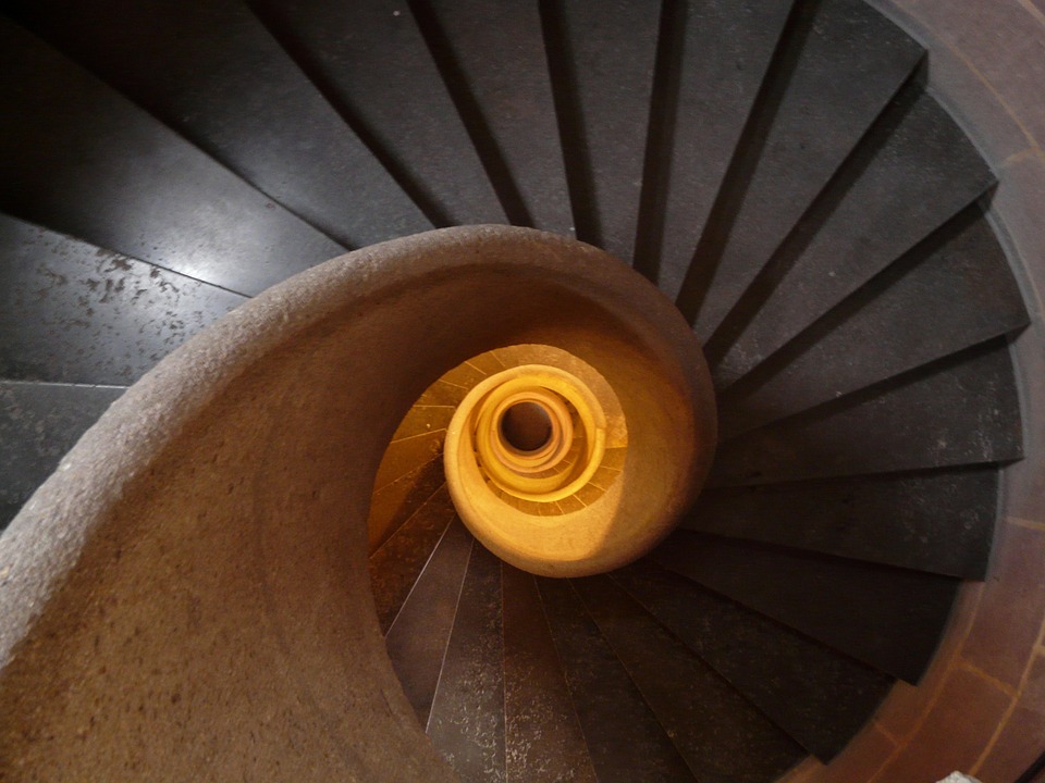 Installer un escalier en colimaçon : les étapes principales