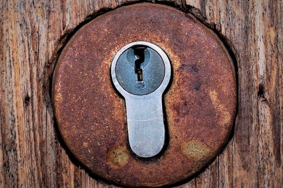 Poser une serrure sur sa porte d’entrée