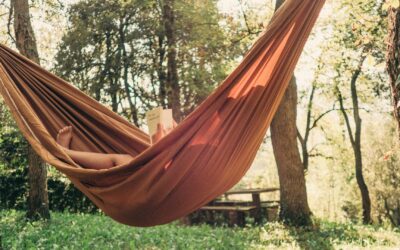 Création d’un espace détente extérieur : hamacs et balancelles à l’essai